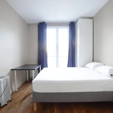 Pleasant Flat In The 15th District Of * Parigi
