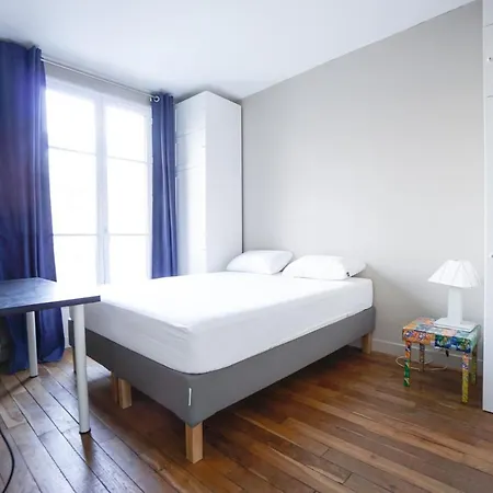 Pleasant Flat In The 15th District Of * Parigi